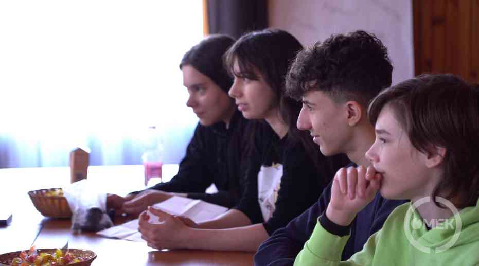 Játék közben a tagok.