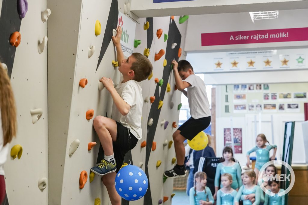 Játékos feladatokat kellett megoldaniuk a gyerekeknek a mászófalon.