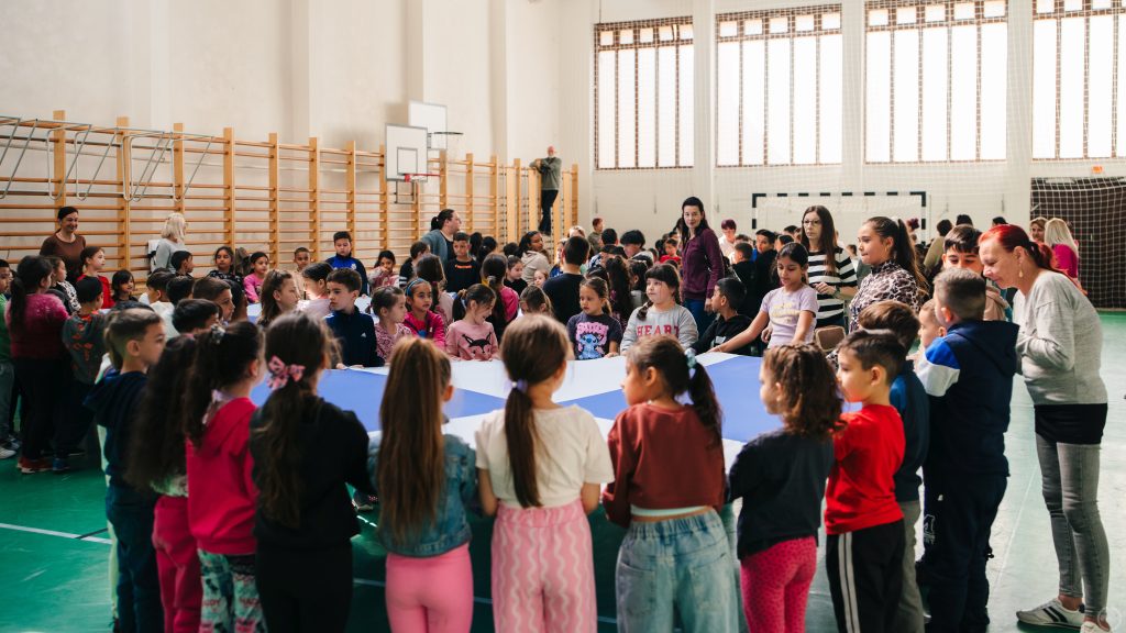 Játszanak az óvodások és az alsósok a tornateremben.