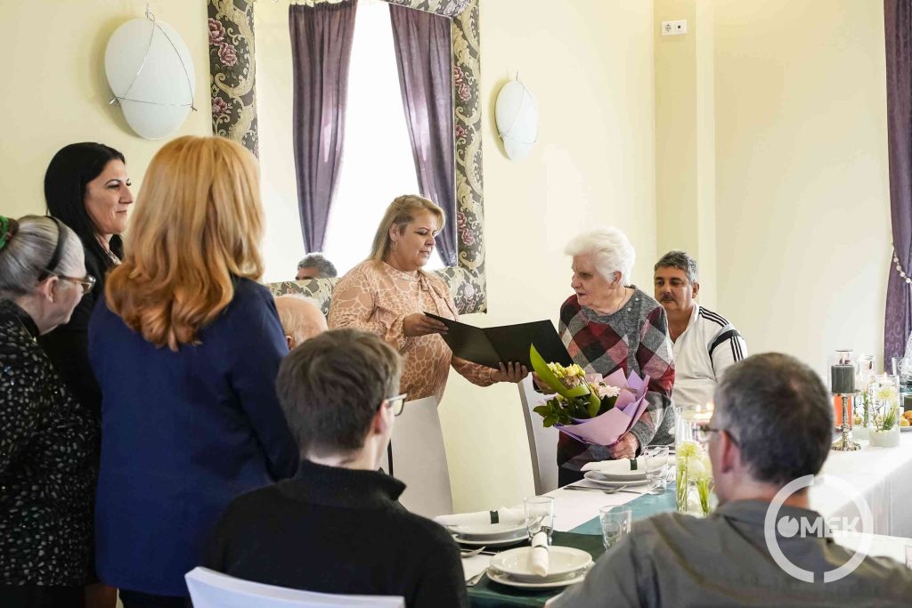 Kántor Bertalan Györgyné átveszi az emléklapokat.