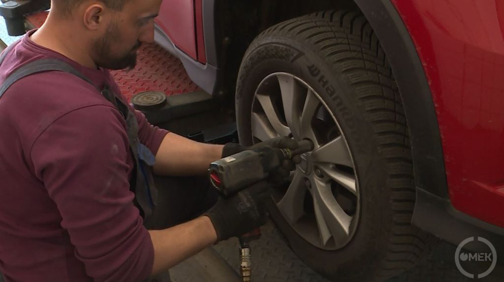 Kereket cserél a szakember.