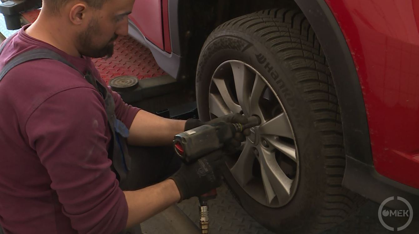 Kereket cserél a szakember.