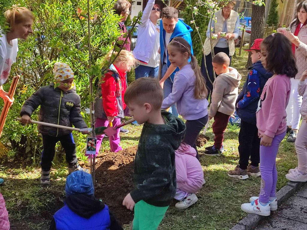 Kerti szerszámok kerültek a kézbe.