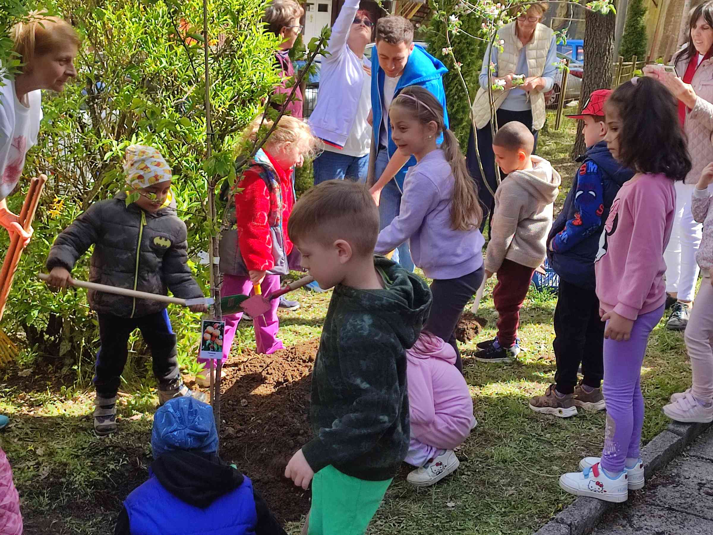 Kerti szerszámok kerültek a kézbe.