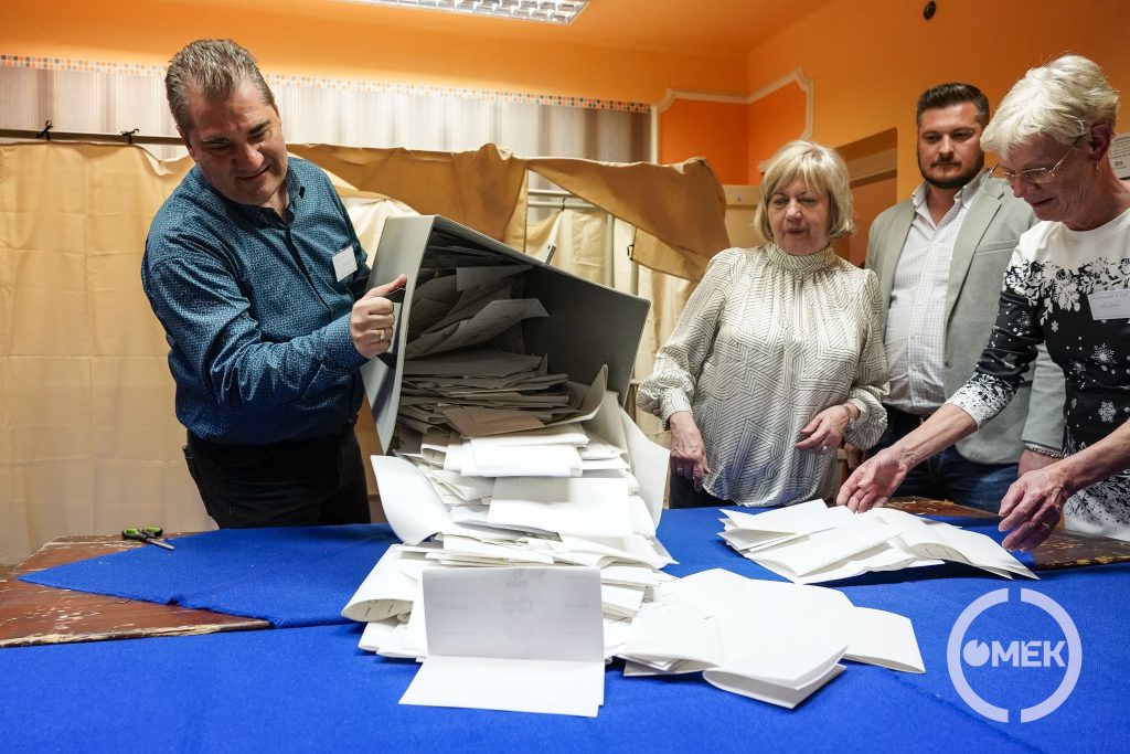 Kiborítják az urnák tartalmát a szavazatszámláló bizottság tagjai.