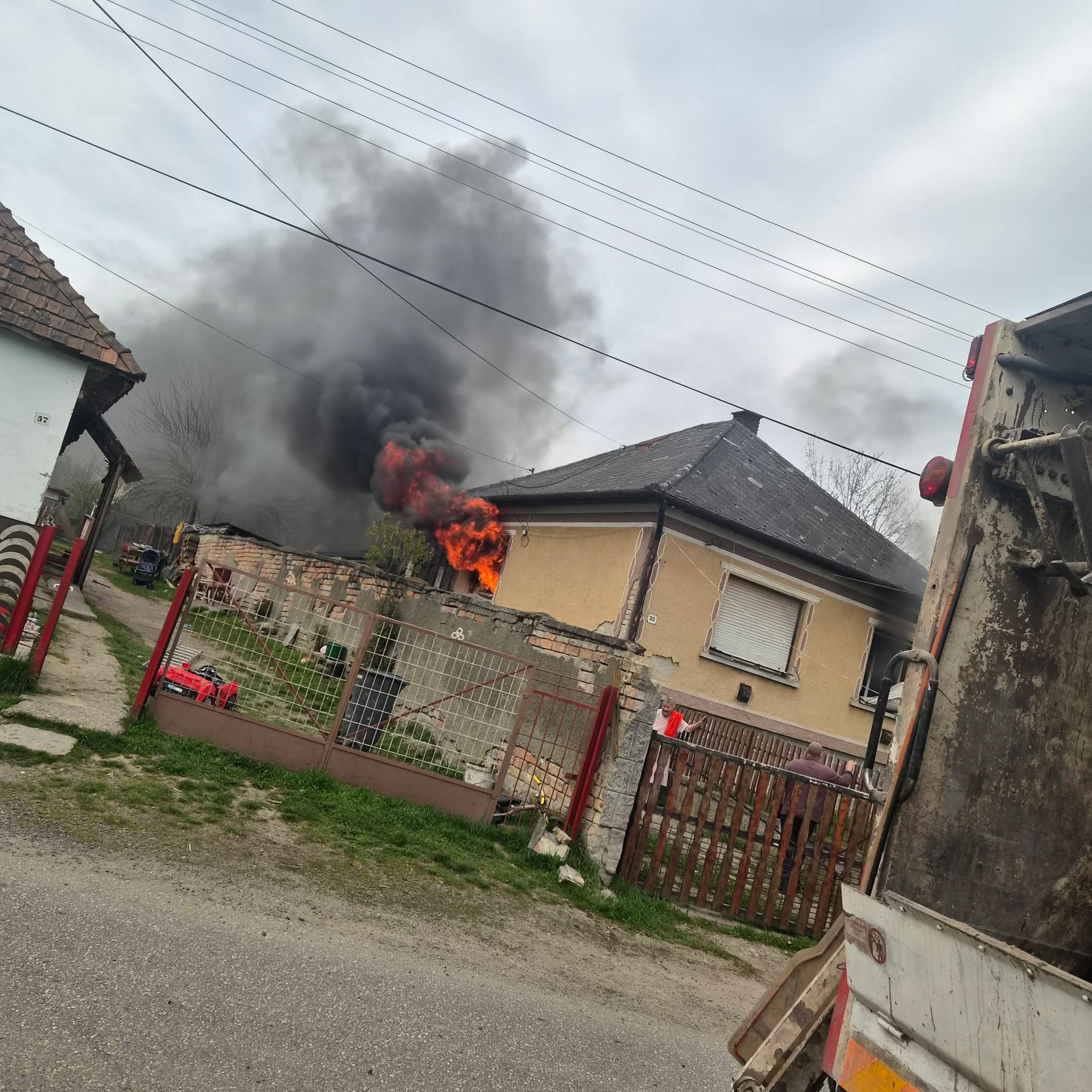 Kicsapnak a lángok a centeri családi ház ablakán. (Kép forrása: Radics Joseph)