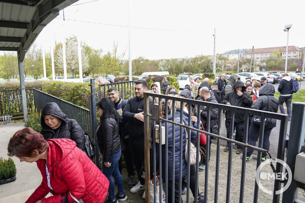 Kígyózó sor a Neutrik Hungary Kft.-ben