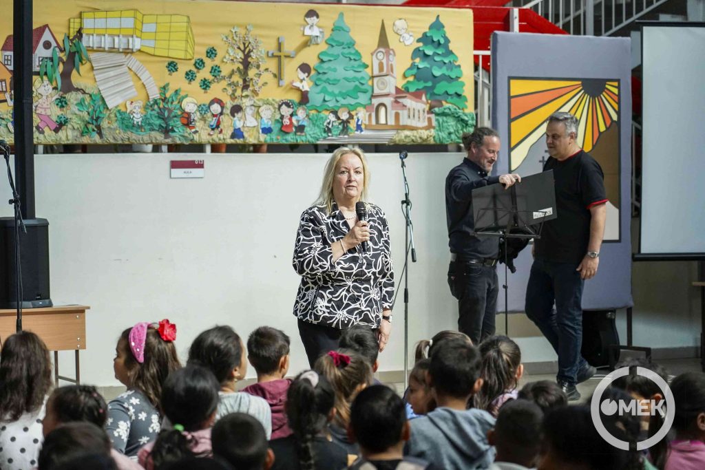 Kocska Ágnes, a II. János Pál Katolikus Általános Iskola és Óvoda főigazgatója nyitotta meg a koncertet.