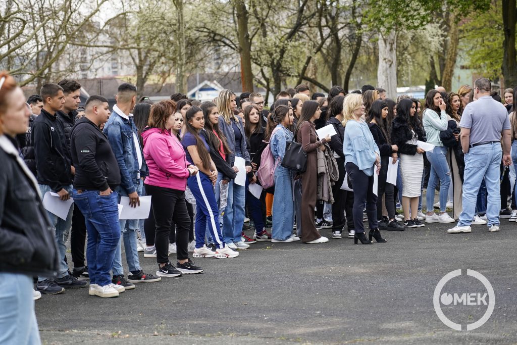 Költészet napi programra gyülekeznek a diákok a Gábor Áronban.