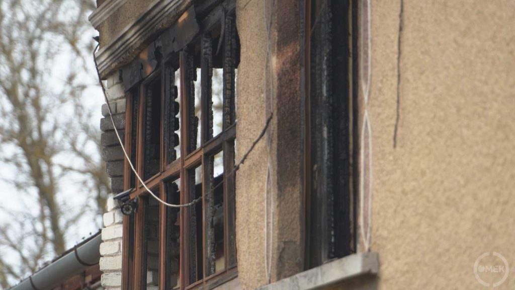 Kormos az ablakszerkezet a tűz után.