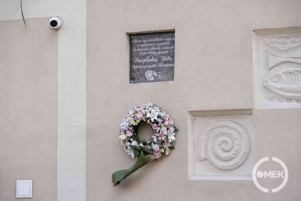 Koszorú az emléktábla alatt.