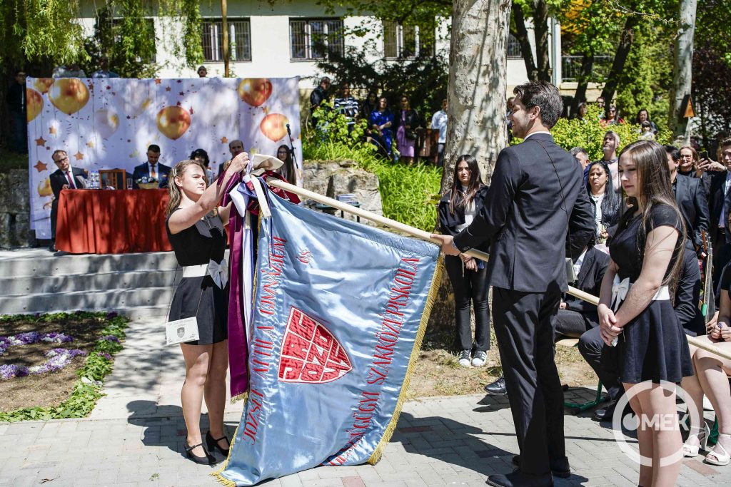 Kovács Boróka felkötötte a szalagot az iskolazászlóra.