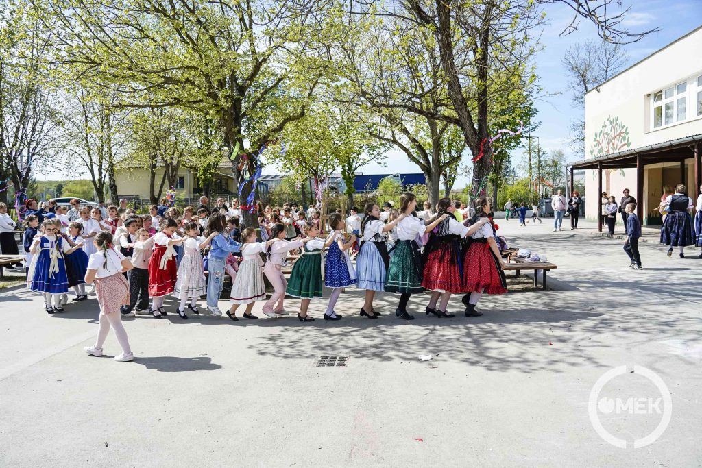 Közösen táncolnak a gyerekek.