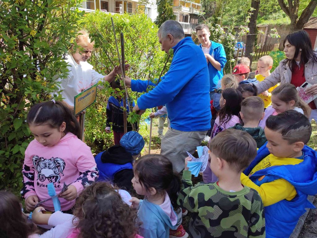 Közösen ültettek fát a gyerekek.