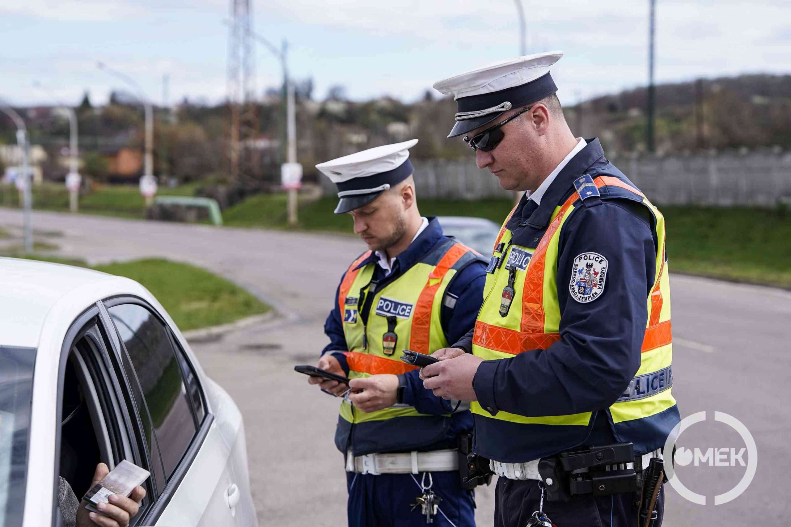 Közúti ellenőrzés folyamatban.
