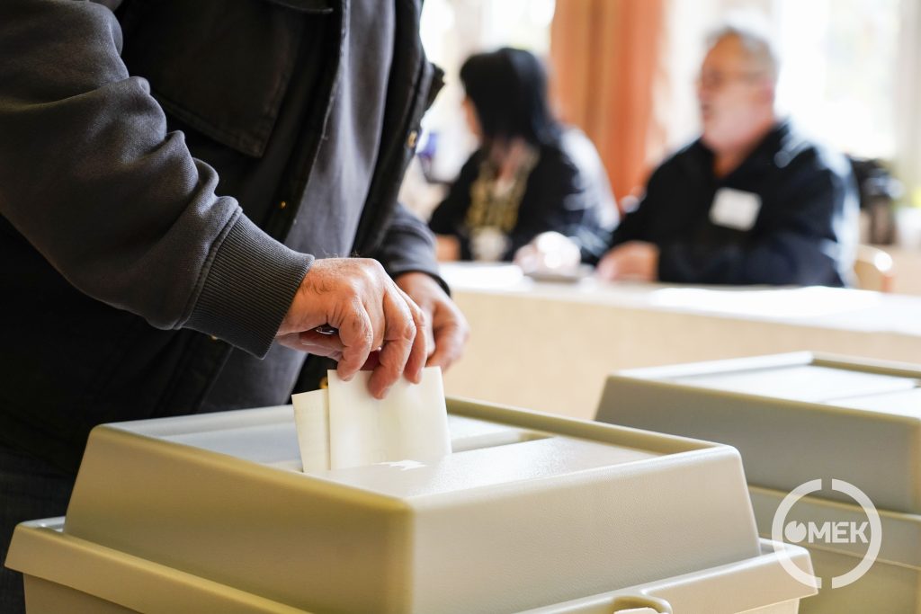 Már nem kötelező a boríték, többen így dobták be a lapokat az urnákba.