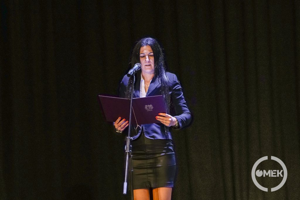 Marosréti-Zsuponyó Anett alpolgármester mondta az eskü szövegét.