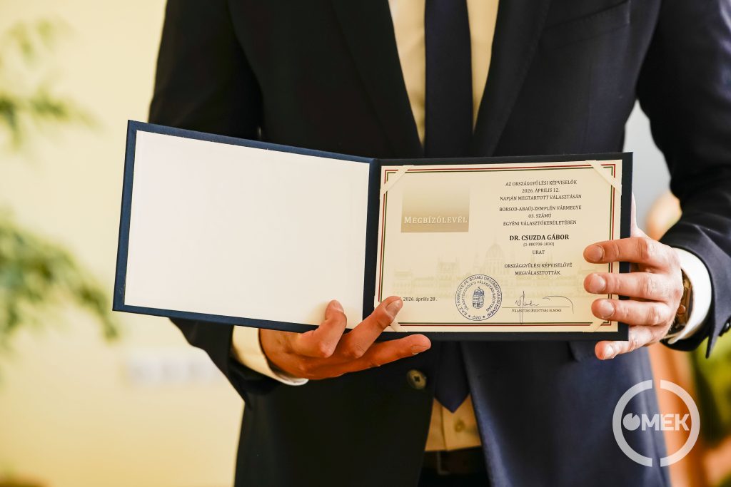 Megbízólevelét tartja dr. Csuzda Gábor.