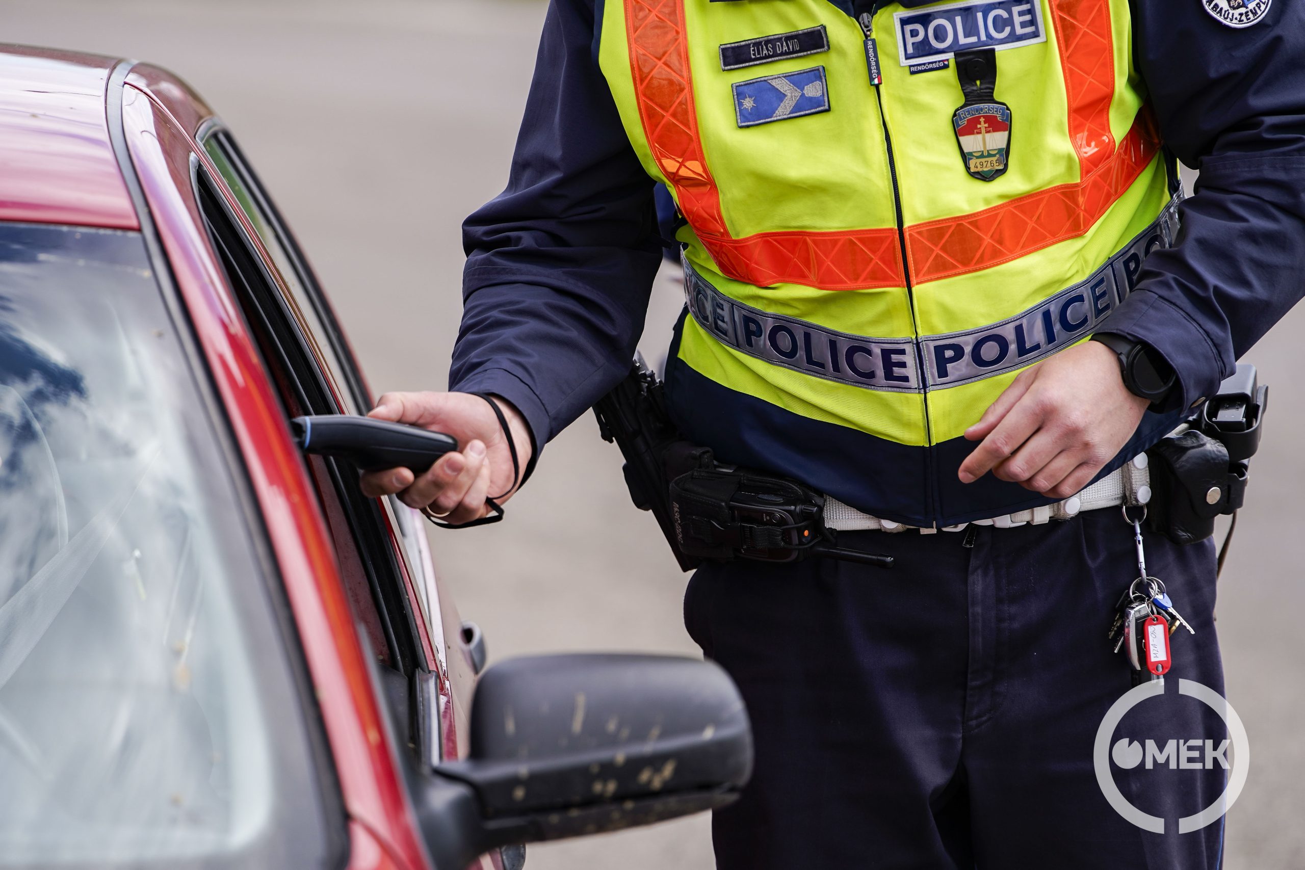 Megfújja a szondát az egyik sofőr.