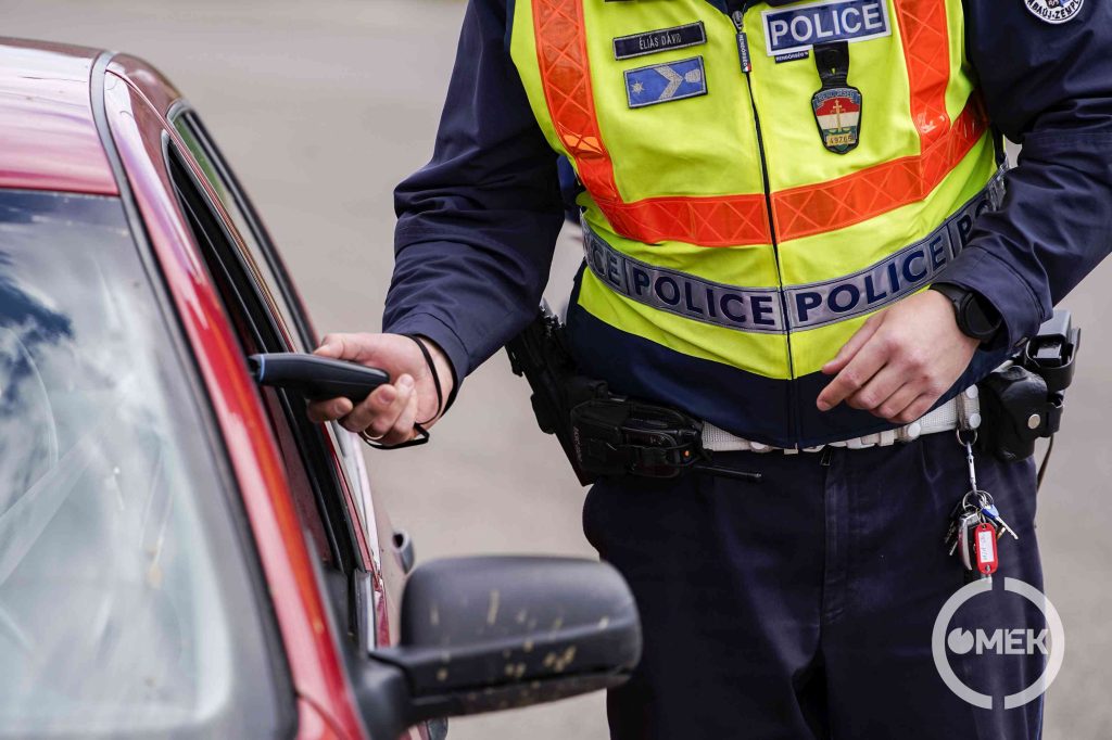Megfújja a szondát az egyik sofőr.