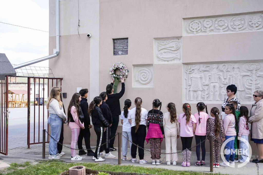 Megkoszorúzták az iskola épületének oldalán található Széplaky Béla emléktáblát.