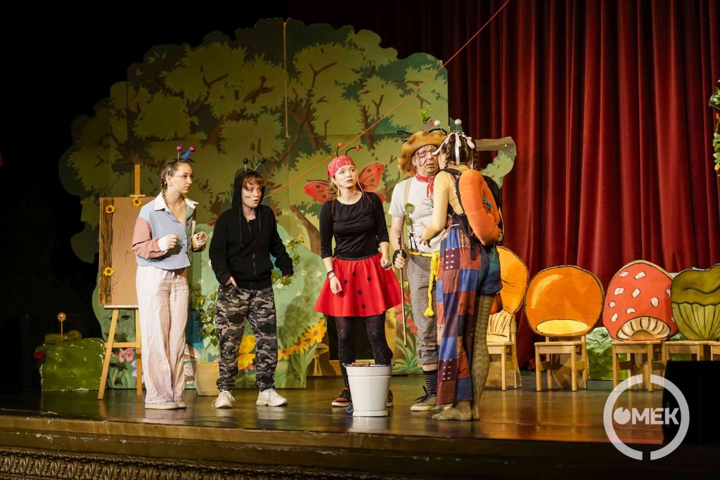 Meglepődve nézik Csiguszt a társai.