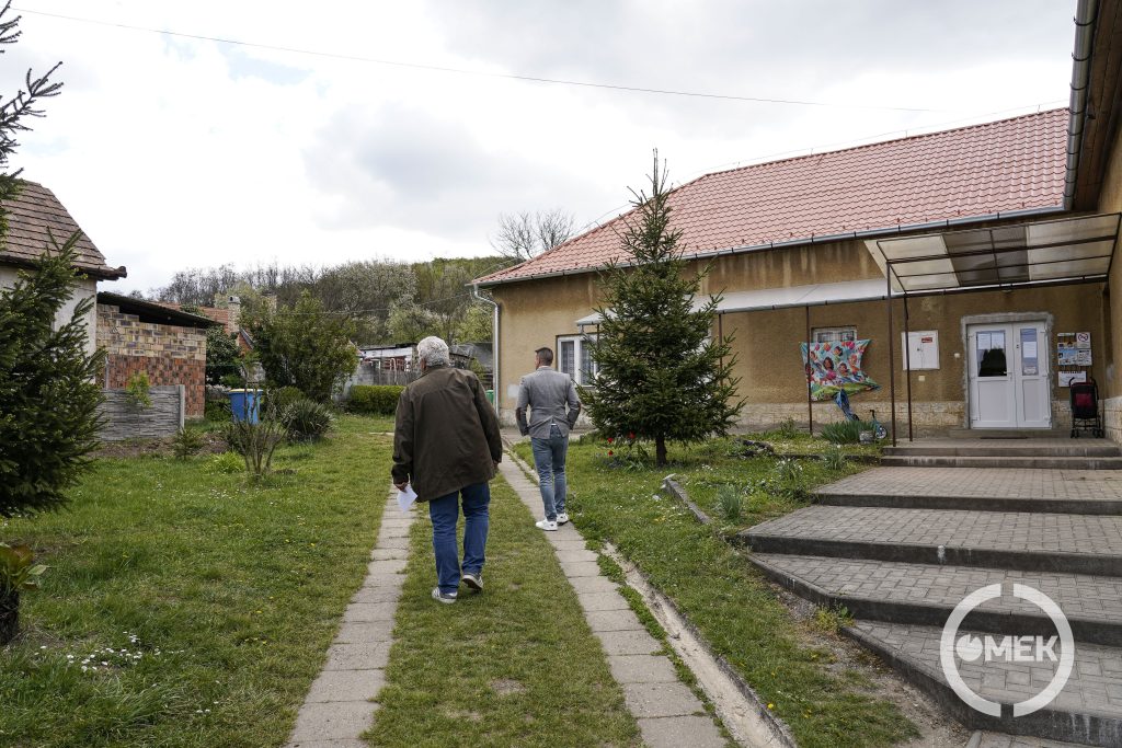 Megtekintették az elkészült tetőt.