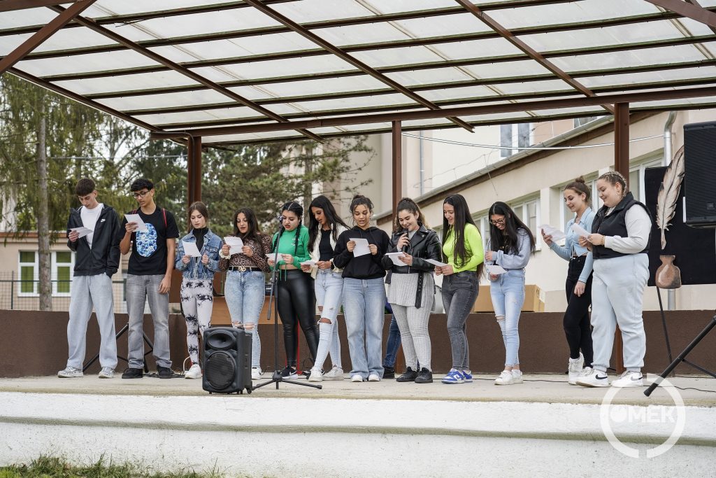 Minden osztály a saját tanulmányaihoz igazította a vers tartalmát.
