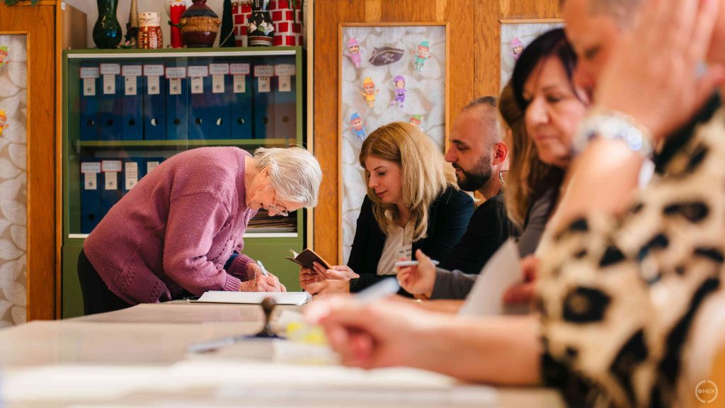 Munkában a bizottság.