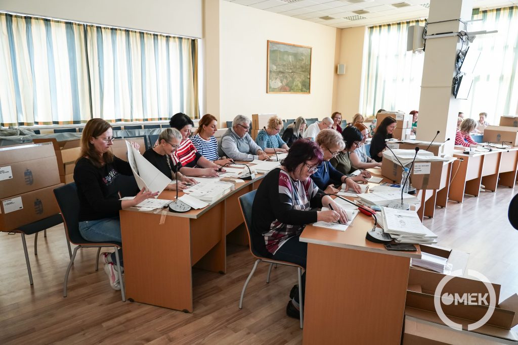 Munkában a jegyzőkönyvvezetők.