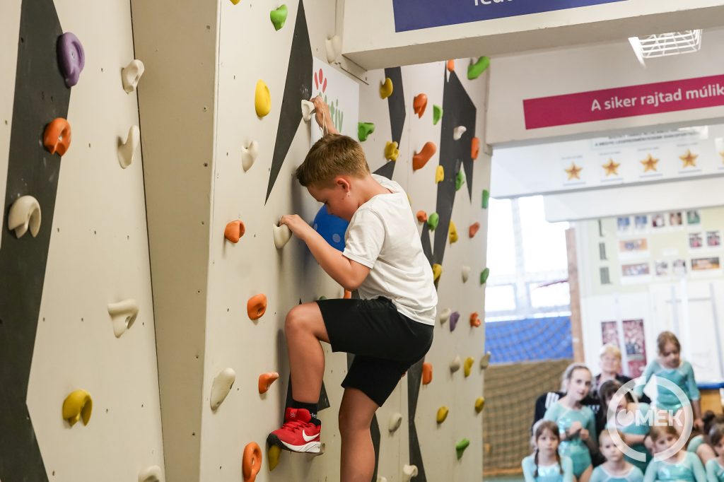 Nagy a koncentrálás. A fiúk is kapaszkodtak.