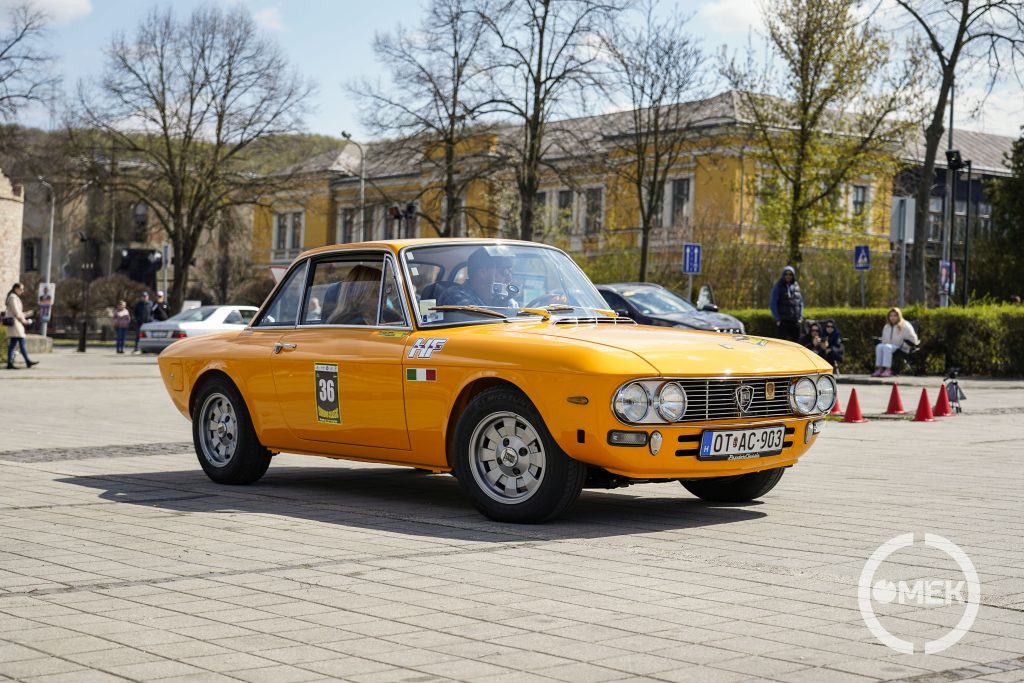 Narancssárga Lancia Fulvia.