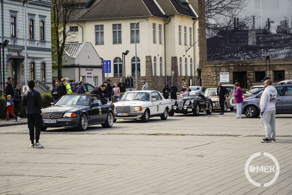 Négy autó is megérkezett egy időben a Kohász térre.