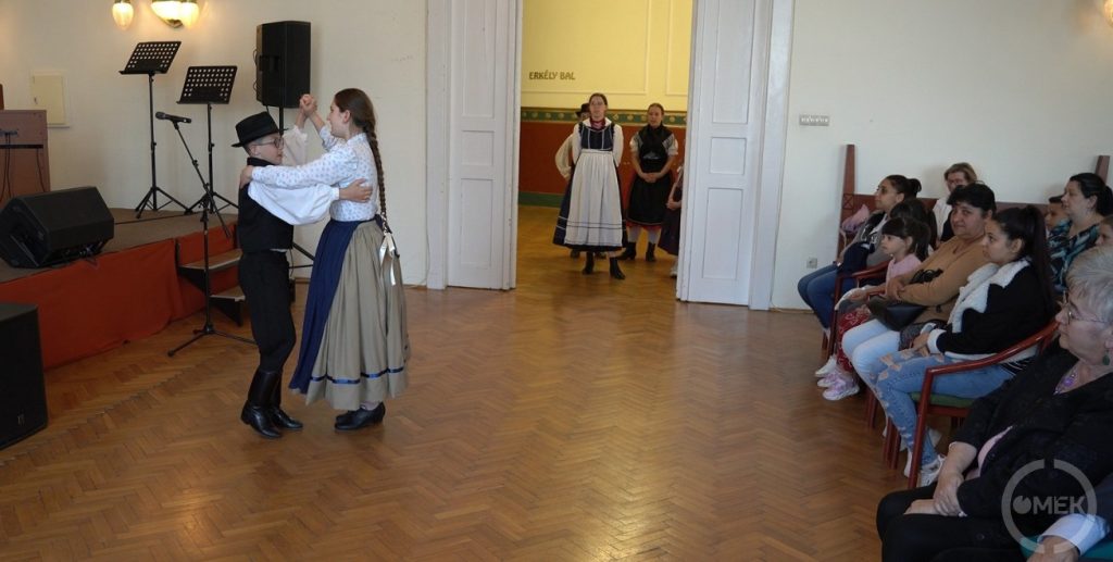 Néptáncosok is felléptek.