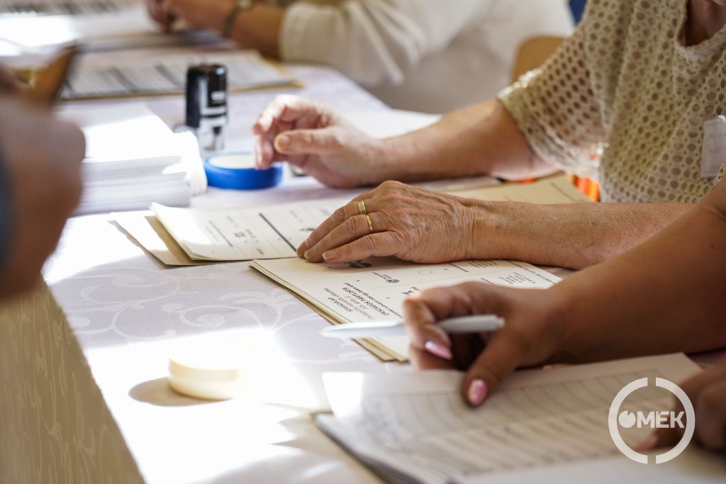 Összesen több mint 1200 választópolgárt vártak a település általános iskolájában.