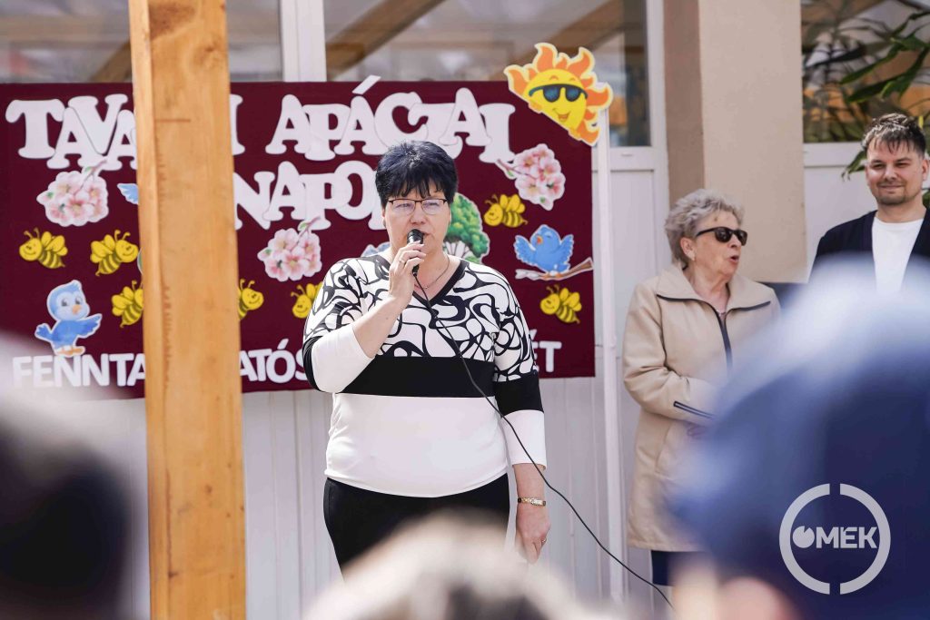 Pénzesné Barta Krisztina az Ózdi Apáczai Csere János Általános Iskola igazgatója köszönti a gyerekeket.