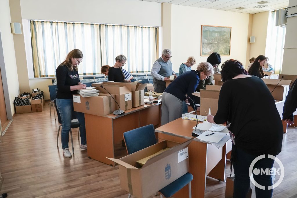 Rengeteg doboz tartalmát kellett átvizsgálni.