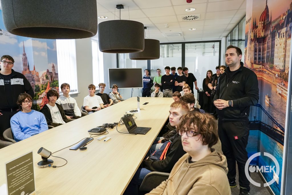 Rövid tájékoztatáson vettek részt a diákok a gyárlátogatás előtt.