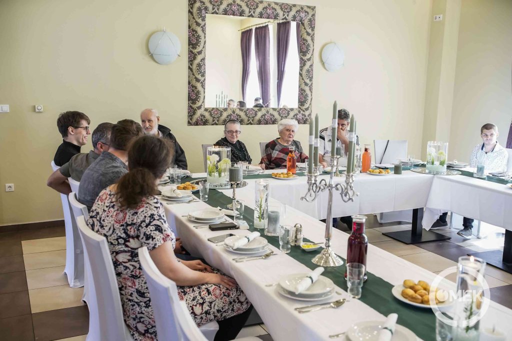 Sokan helyet foglaltak az asztalok körül.