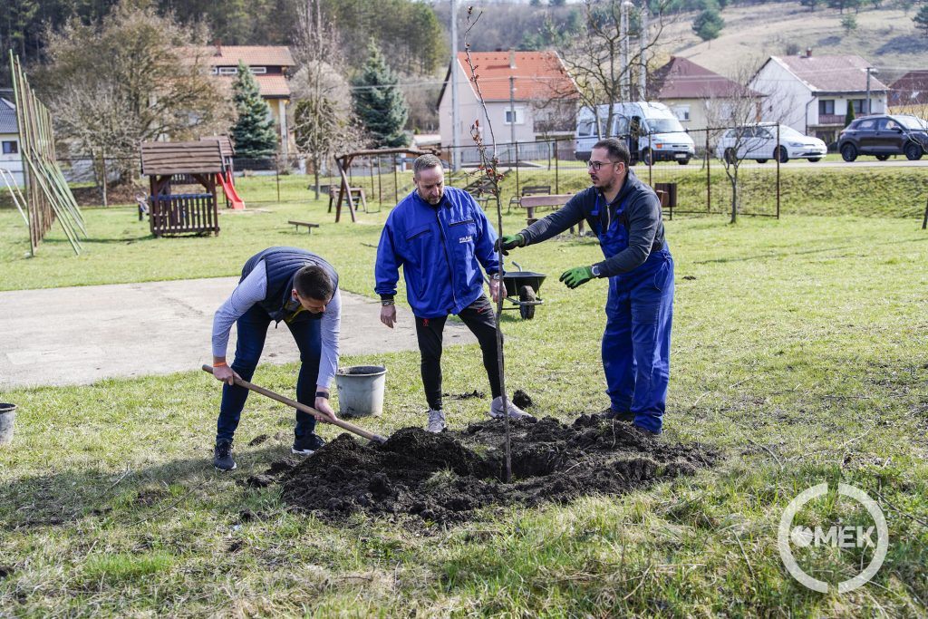 Sokan ragadtak lapátot.