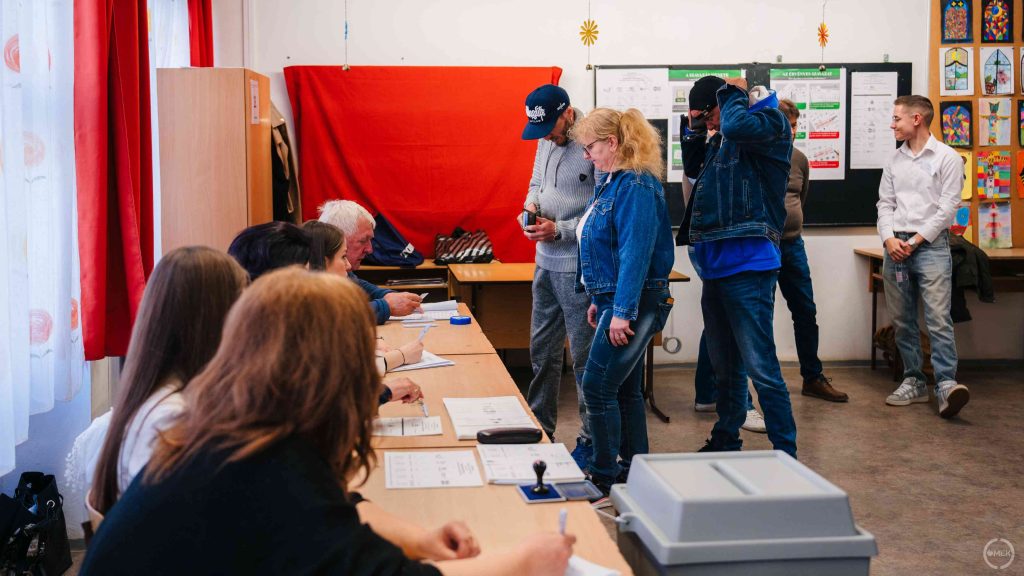 Sorban állnak a szavazatszámláló bizottság előtt.