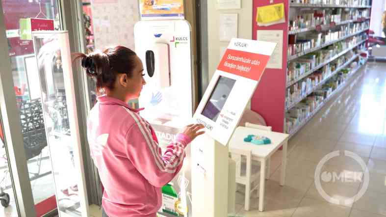 Sorszámot vesz az egyik vásárló.