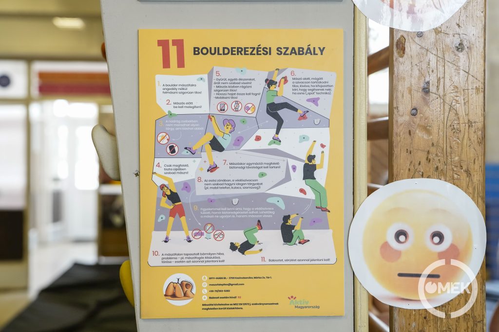 Szabályok kifüggesztve a falra.