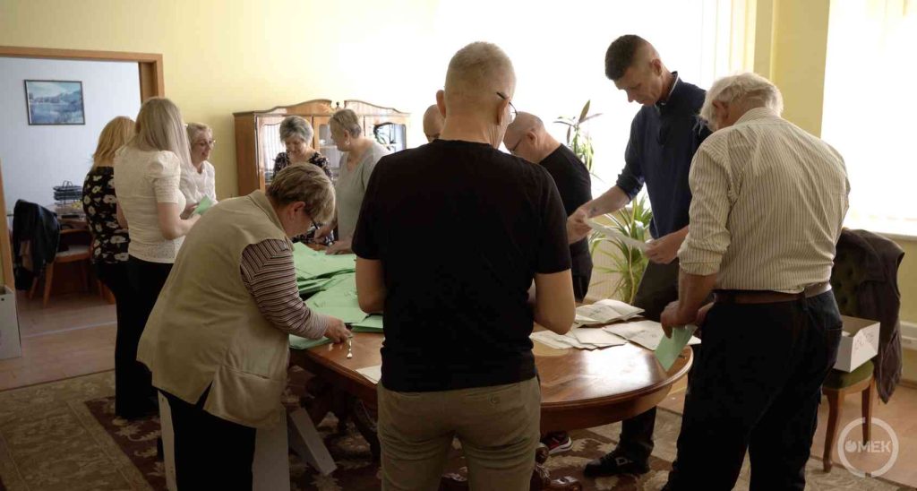 Számolják a szavazatokat.