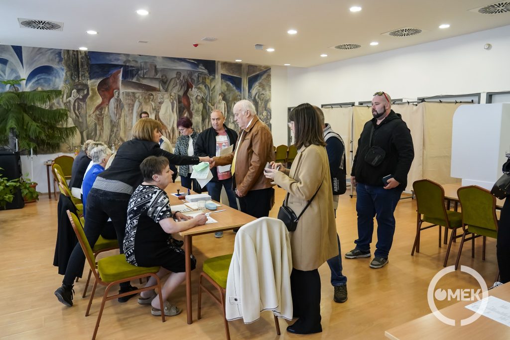 Számos átjelentkezők jelent meg az 1-es számú szavazókörben.