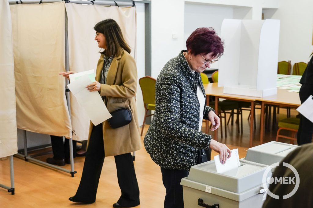 Szavazatát dobja be ez a nő az urnába.