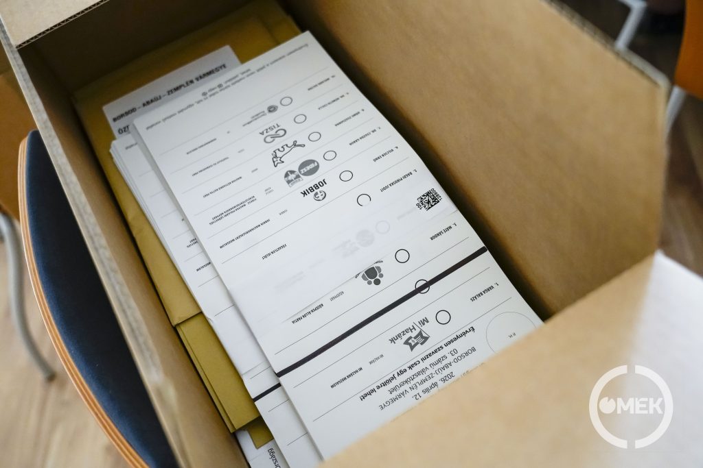 Szavazólapok a dobozban.