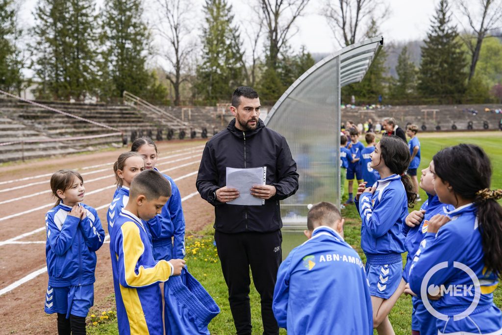 Taktikai megbeszélés a csapattal.