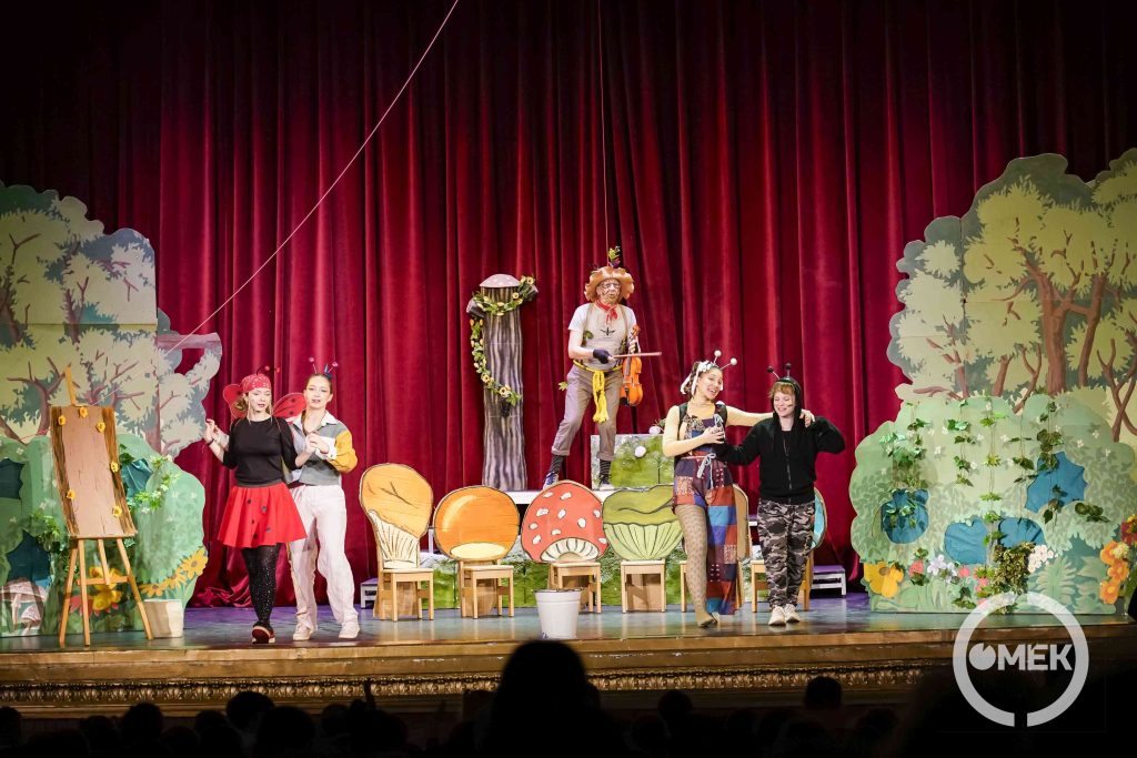 Táncolnak és énekelnek a színpadon.