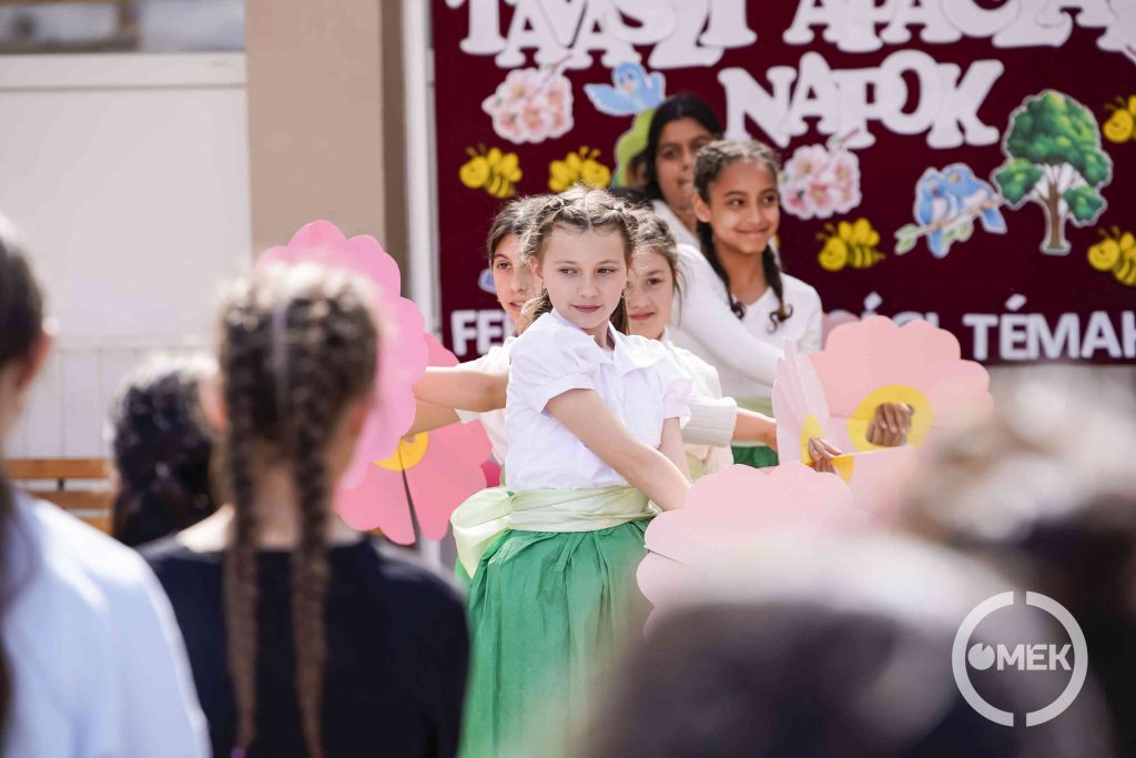 Táncoltak is a diákok.